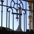 Pompejussäule hinter Gittern