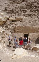 Der Eingang zur Pyramide stand unter Wasser