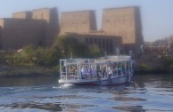Mit Booten zum Philae-Tempel
