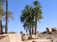 Trümmer rund um Karnak